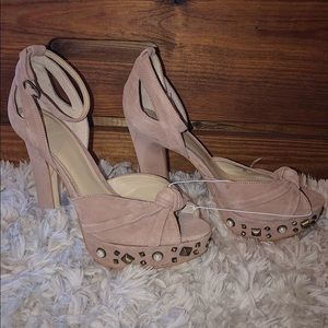 NWT GUESS Kenzie Heels W/ Brass and Pearl Studs